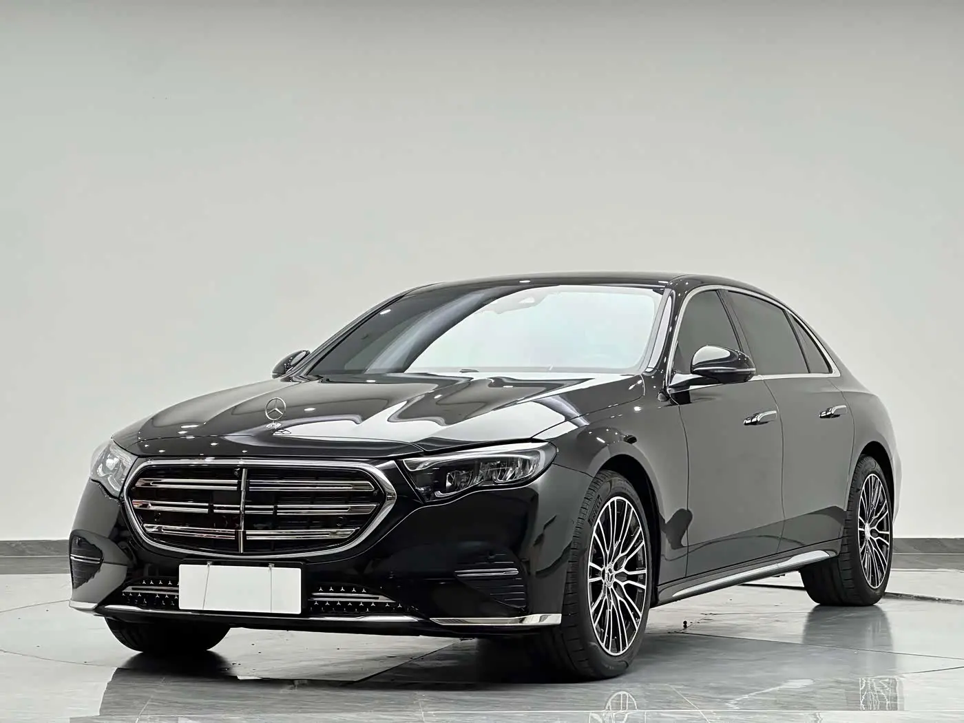 Mercedes-Benz E-Class 2025 — Фото 1/20