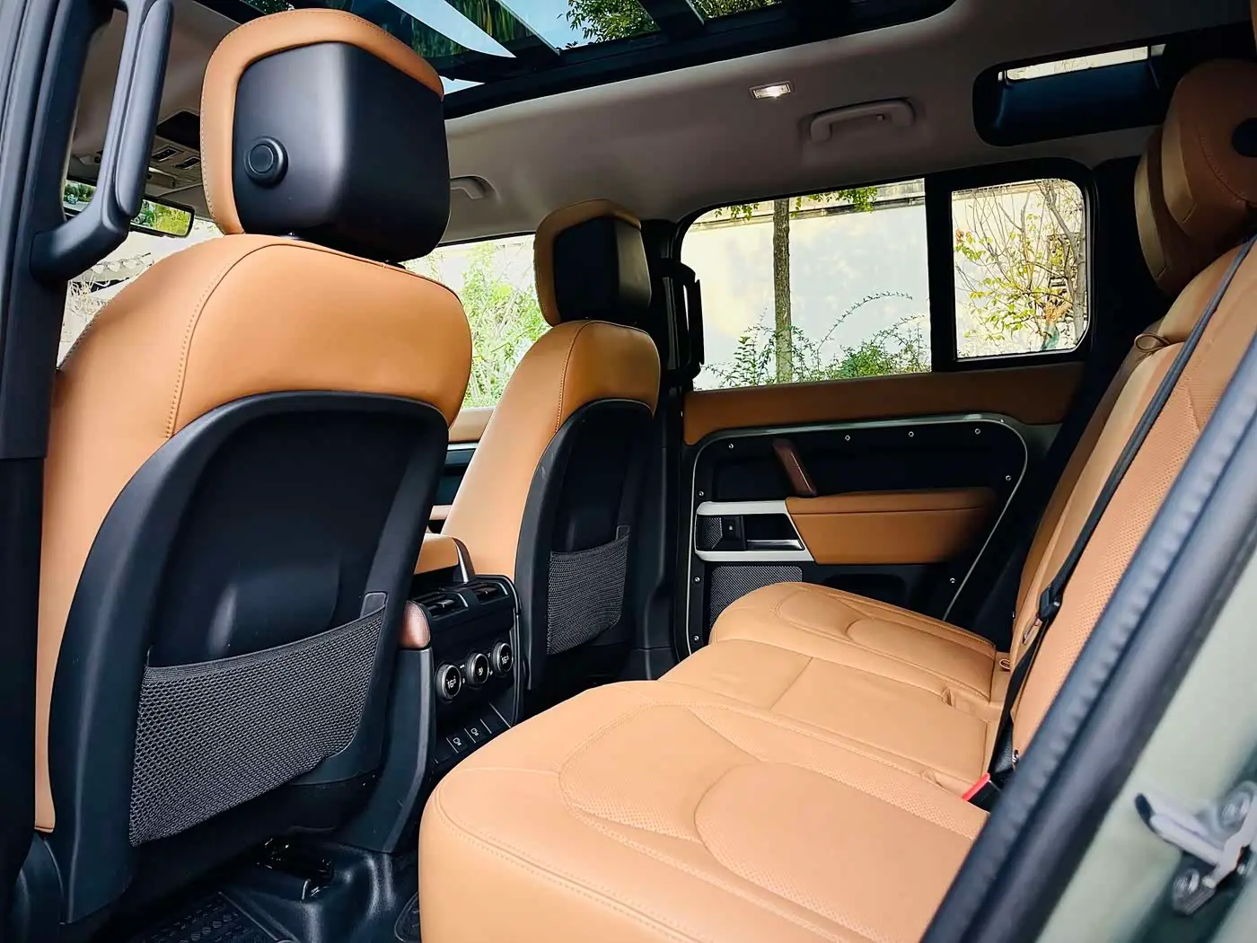 Land Rover Defender 2024 — Фото 15/20
