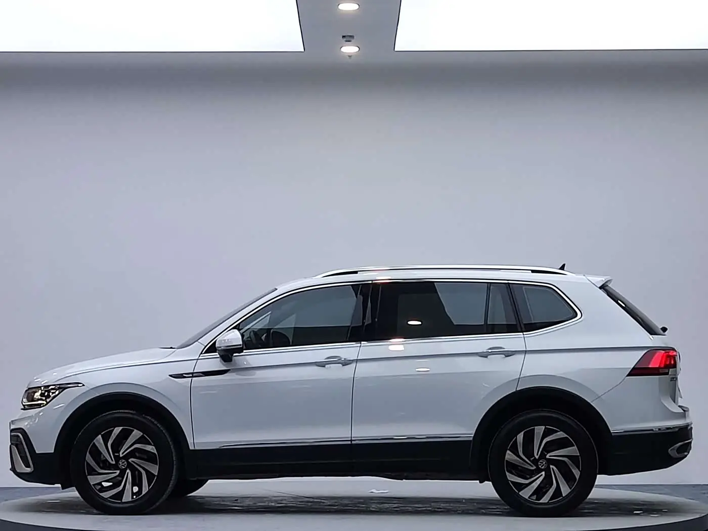 Volkswagen Tiguan L 2023 — Photo 4/18