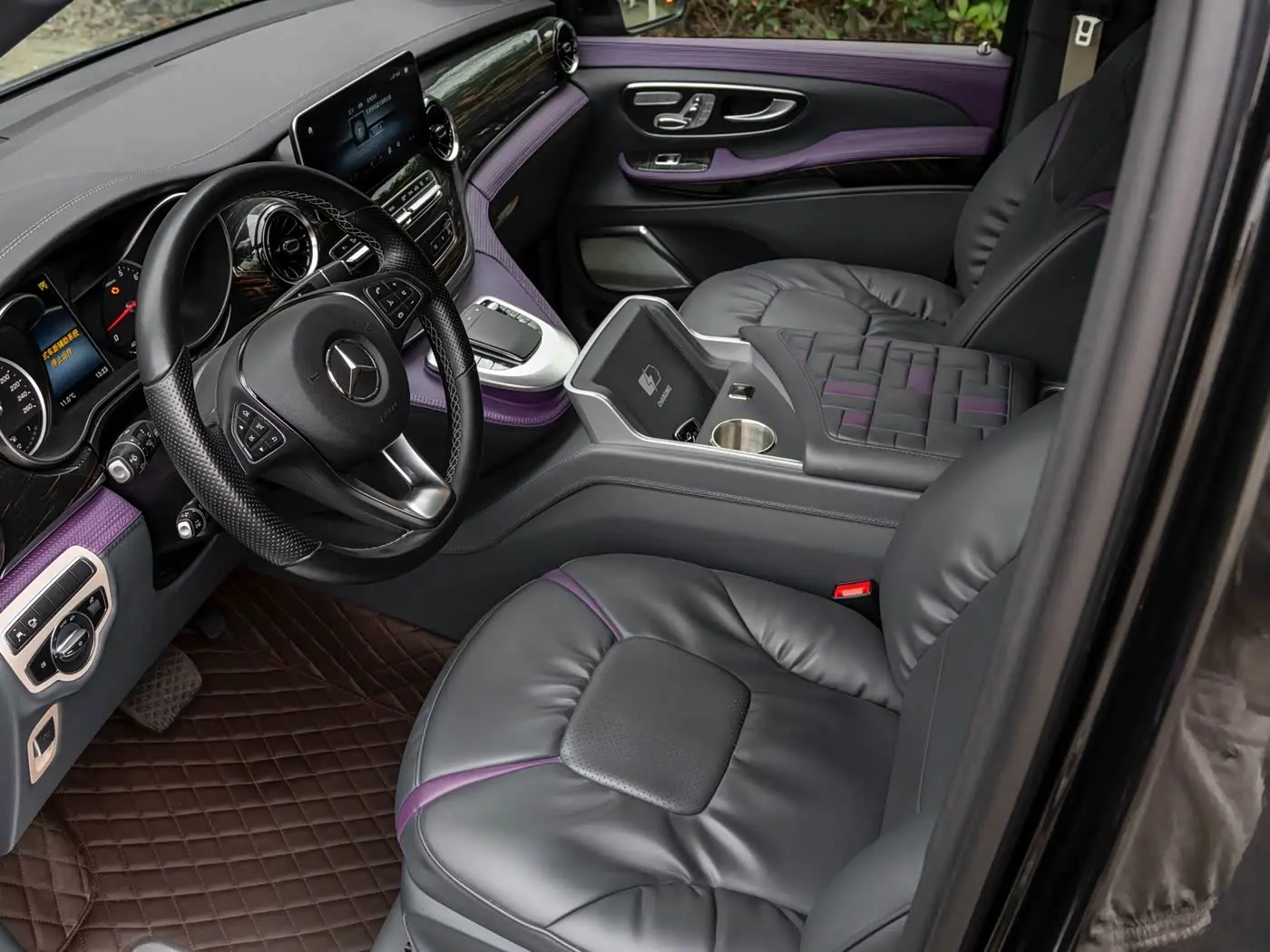Mercedes-Benz V-Class 2023 — Photo 6/18