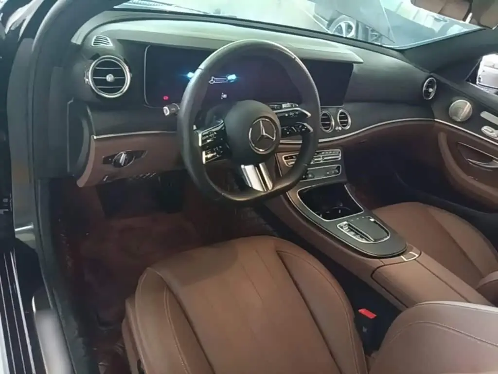 Mercedes-Benz E-Class 2023 — Photo 10/20