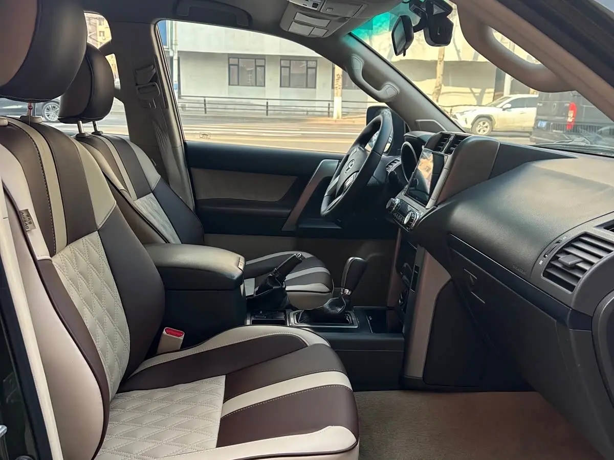 Toyota Prado 2012 — Photo 5/11