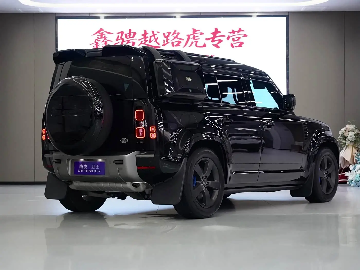 Land Rover Defender 2023 — Фото 4/20