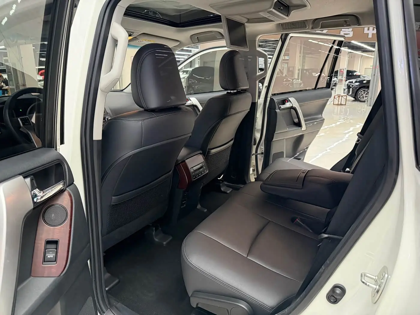 Toyota Prado 2015 — Photo 5/9