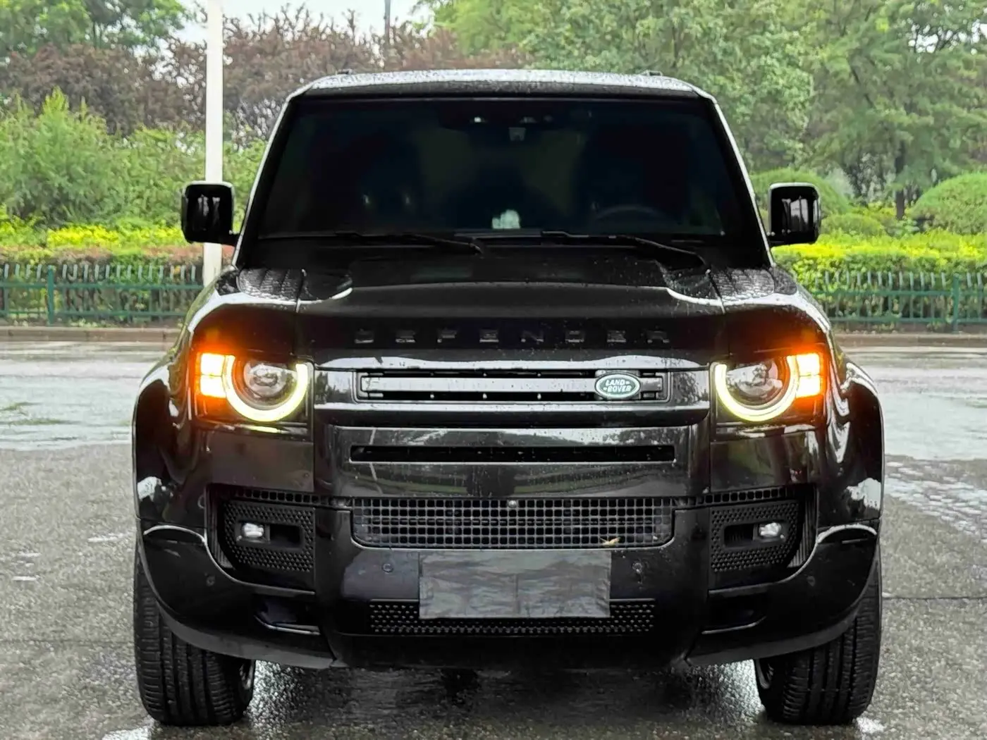 Land Rover Defender 2023 — Photo 1/10