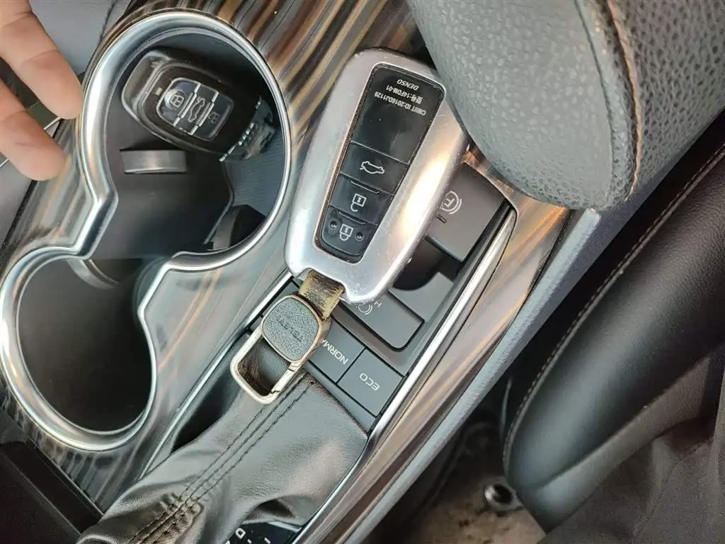 Toyota Camry 2019 — Photo 9/20