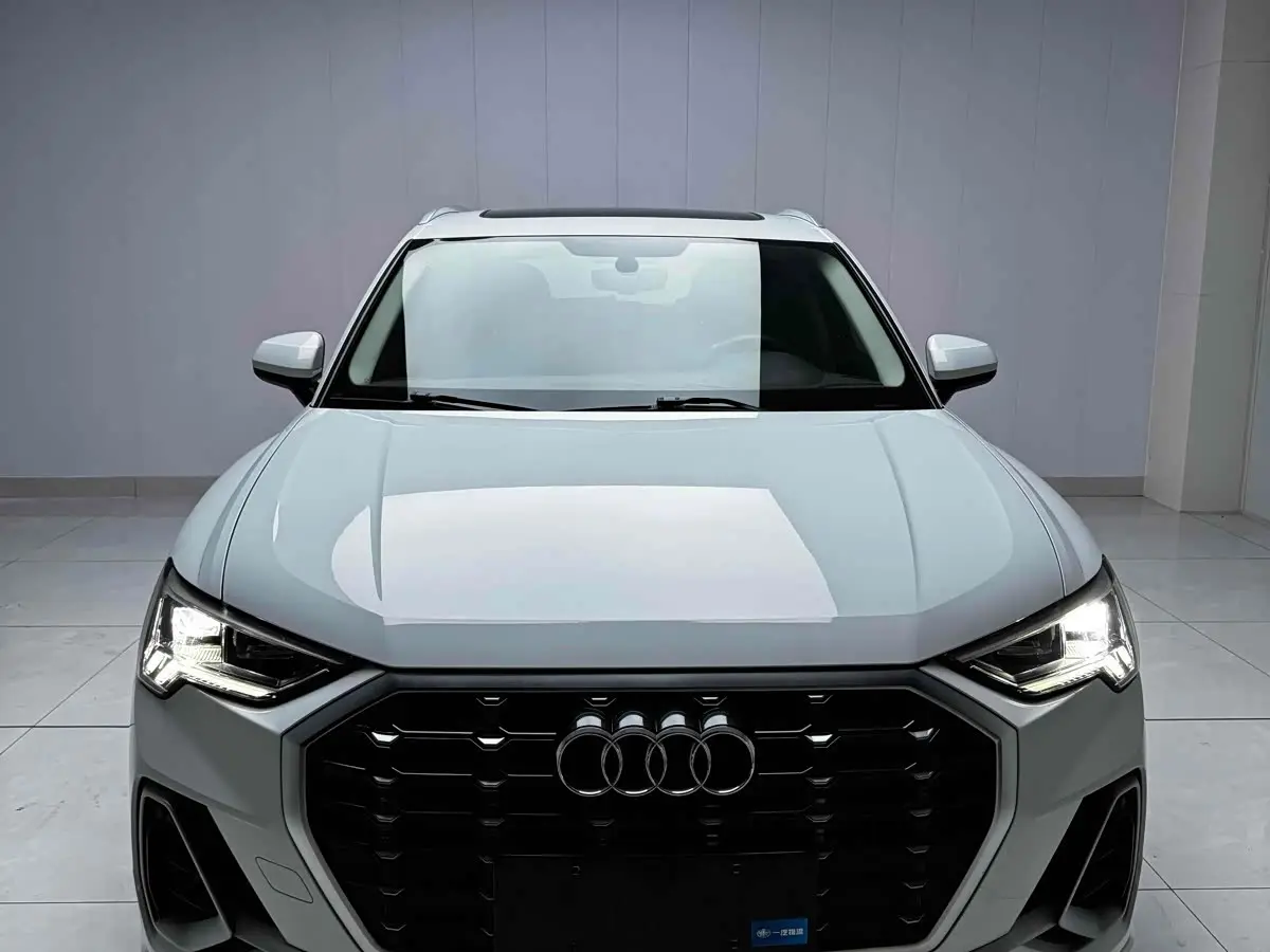 Audi Q3 2021 — Фото 1/8