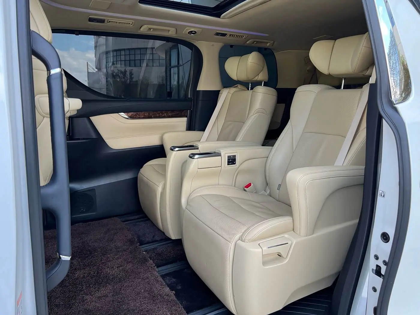 Toyota Alphard 2023 — Photo 8/9