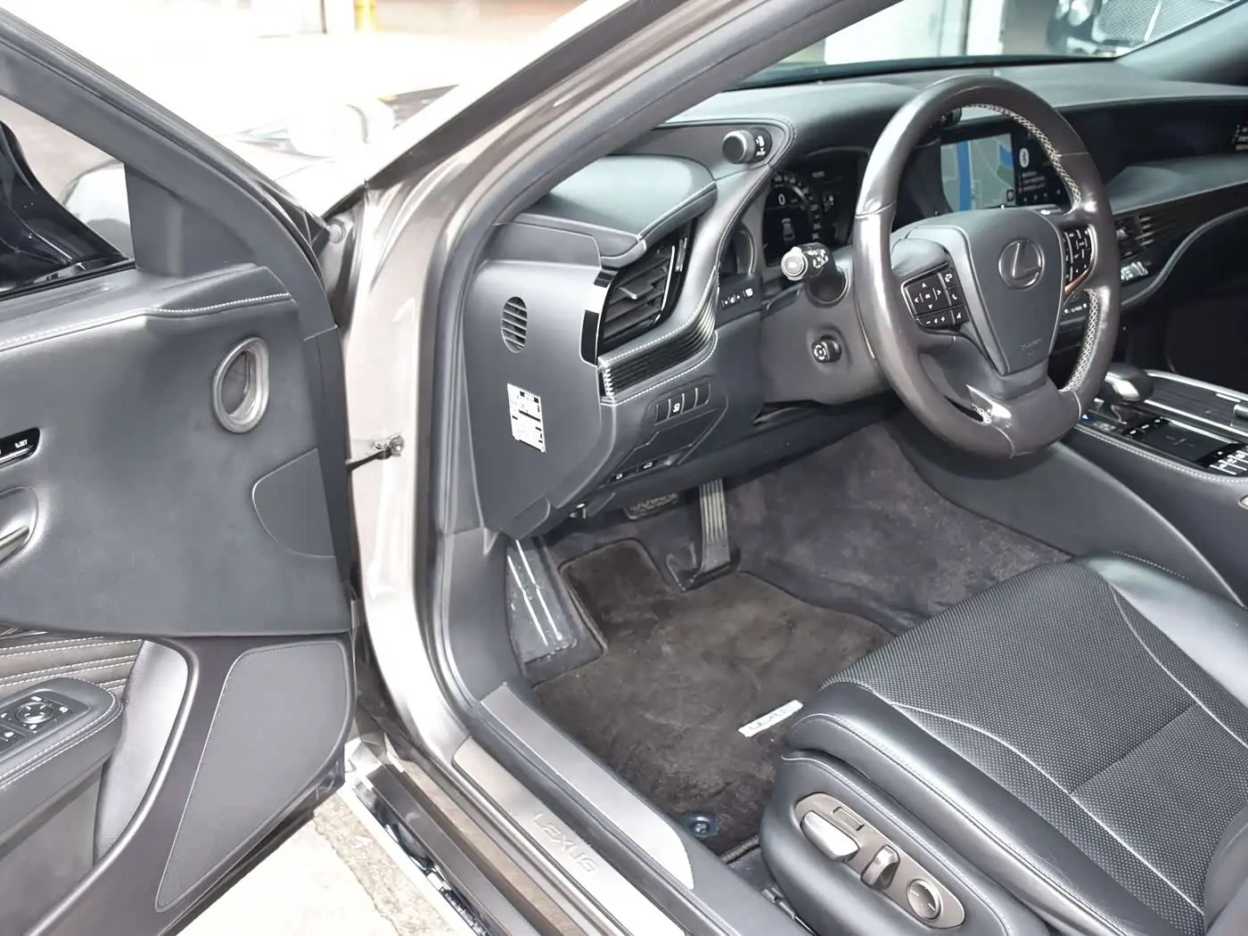 Lexus LS 2020 — Photo 12/20