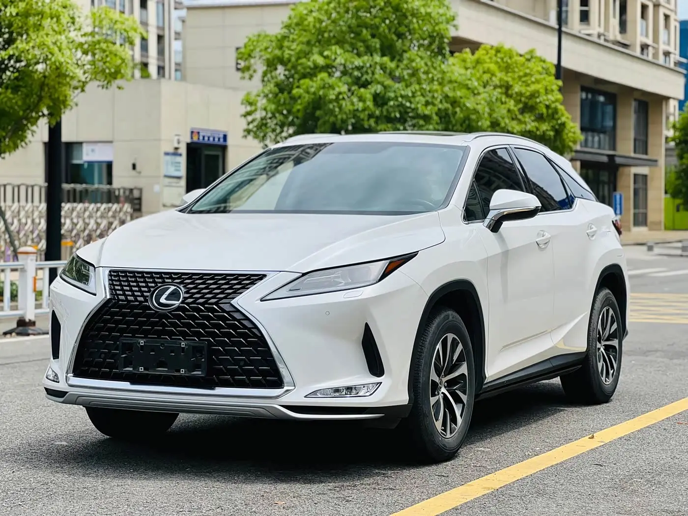 Lexus RX 2021 — Photo 1/9