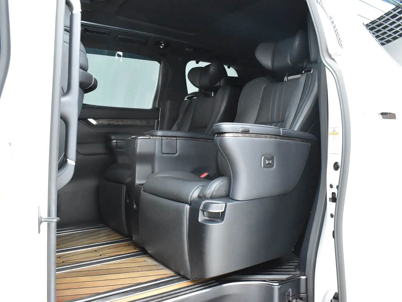 Toyota Alphard 2018 — Photo 17/20