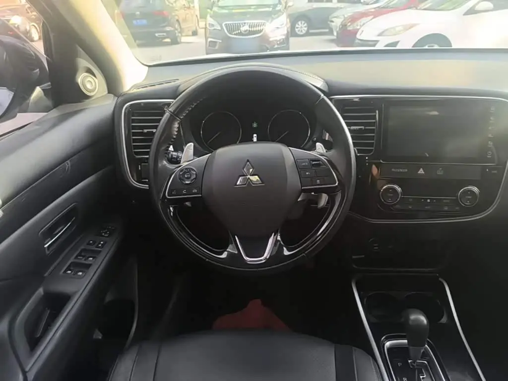 Mitsubishi Outlander 2019 — Şəkil 11/20