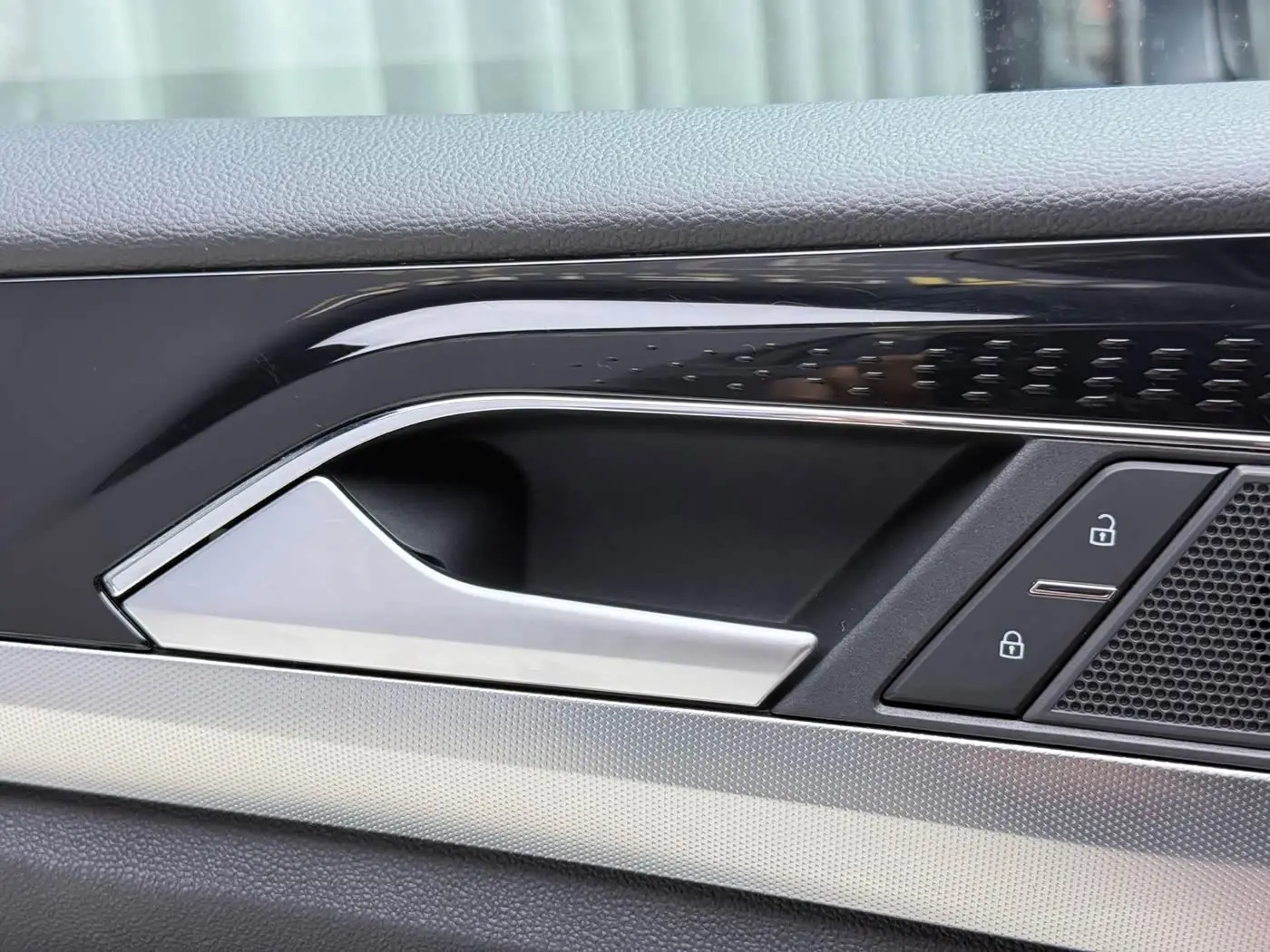 Volkswagen Passat 2023 — Photo 14/20