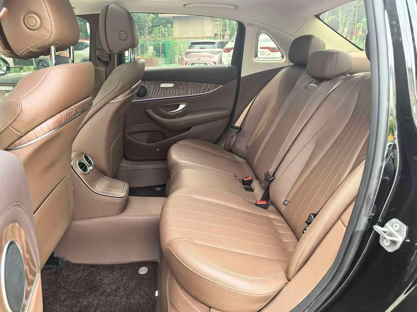 Mercedes-Benz E-Class 2023 — ფოტო 14/17