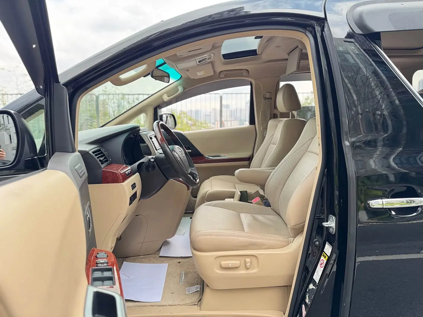 Toyota Alphard 2011 — Photo 9/20