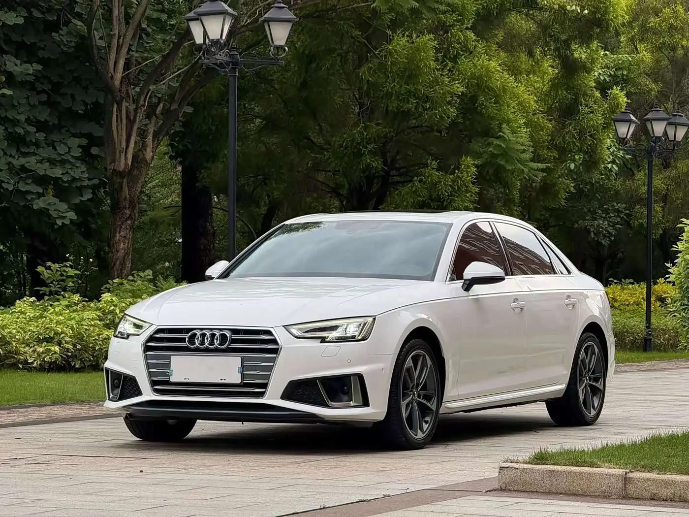 Audi A4L 2019 — Фото 1/9