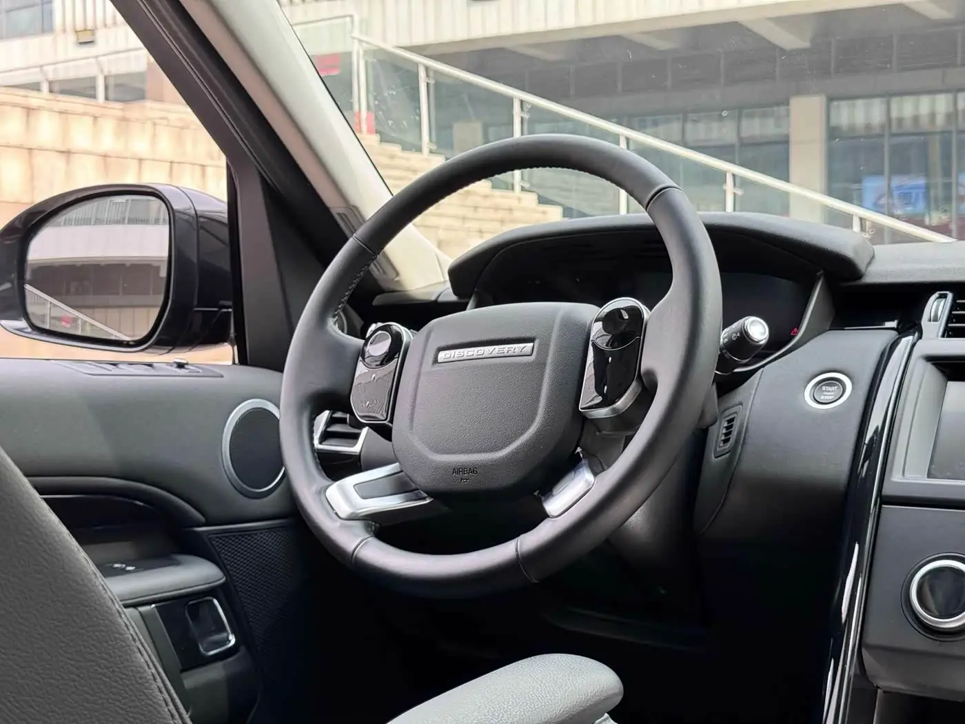 Land Rover Discovery 2019 — Photo 11/13