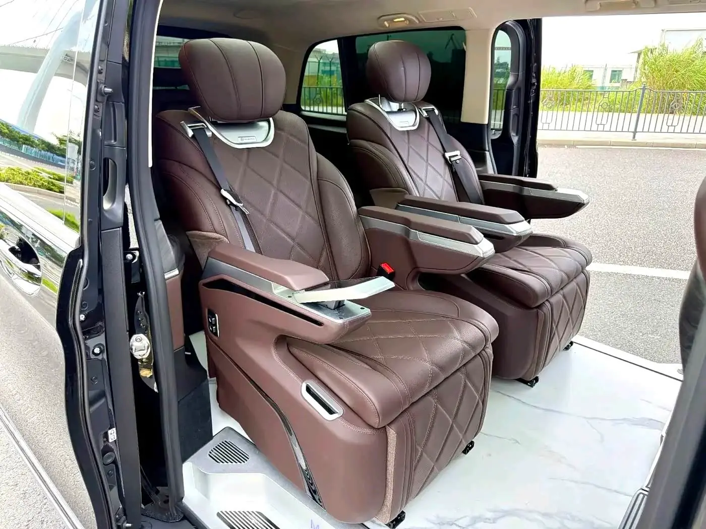 Mercedes-Benz V-Class 2025 — Фото 10/14