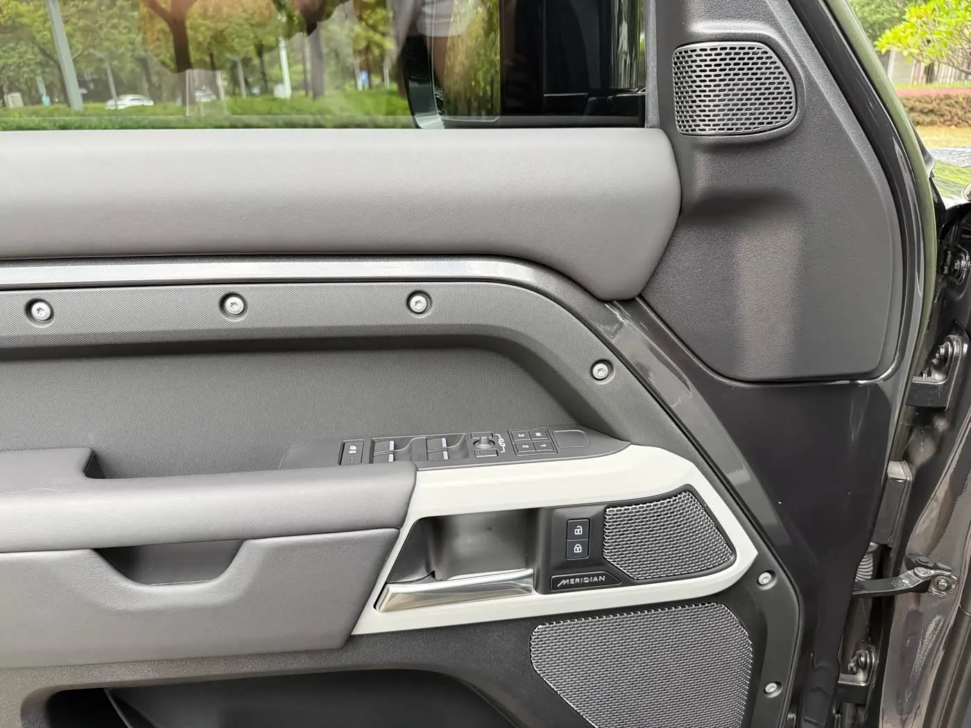 Land Rover Defender 2023 — Photo 9/18