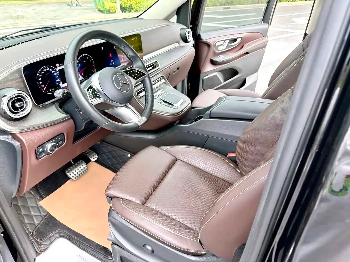 Mercedes-Benz V-Class 2025 — Фото 8/14