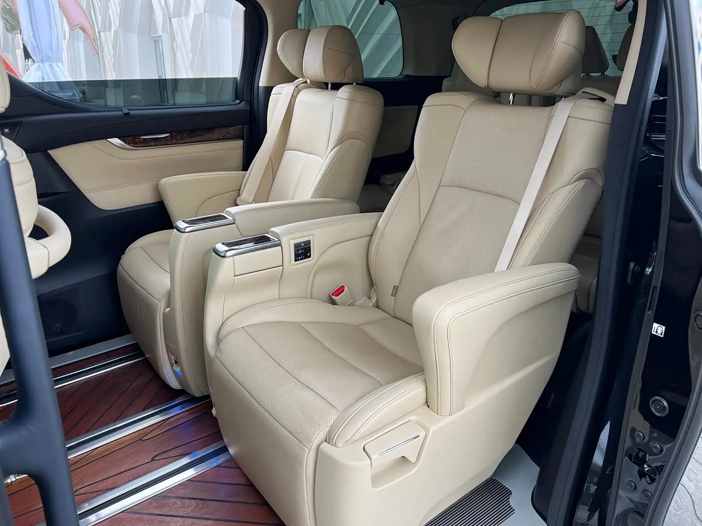 Toyota Alphard 2023 — Photo 15/20