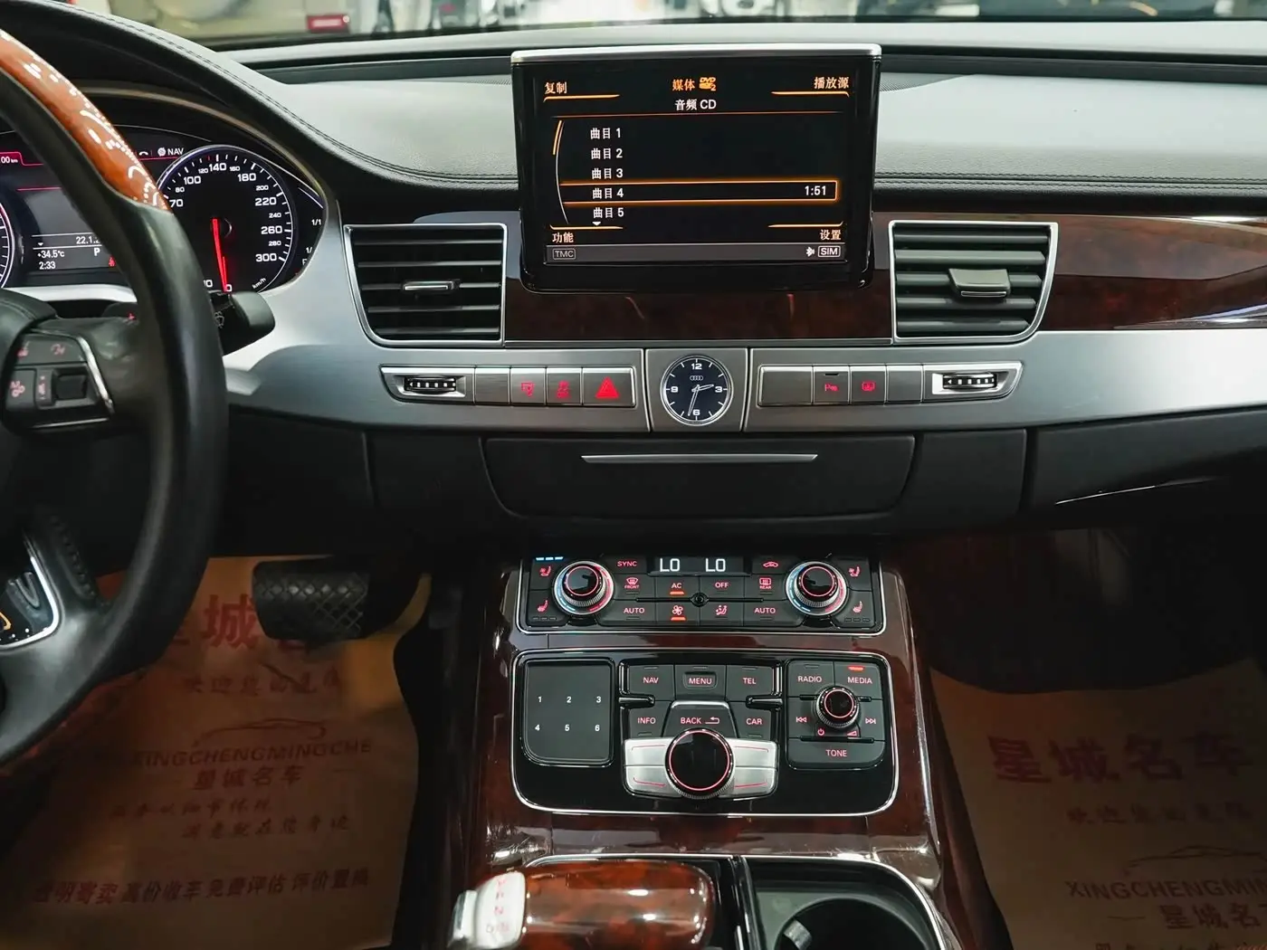 Audi A8 2012 — Şəkil 18/20