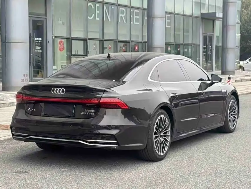 Audi A7L 2024 — Photo 2/9