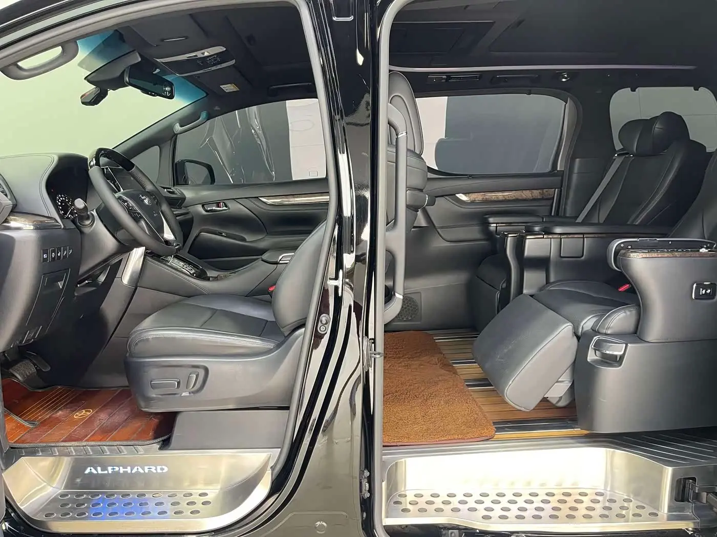 Toyota Alphard 2020 — Photo 7/12