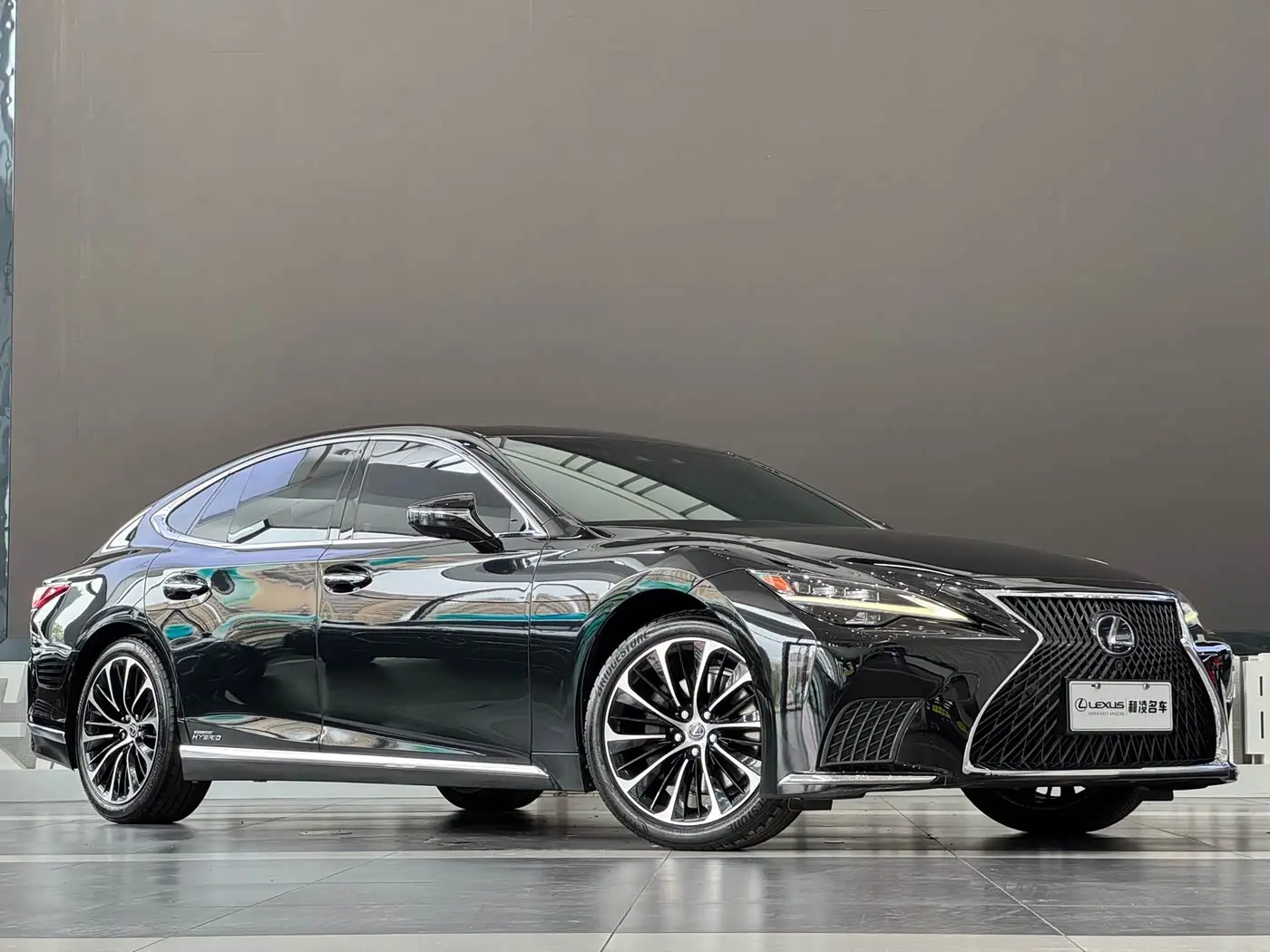 Lexus LS 2021 — Photo 3/15