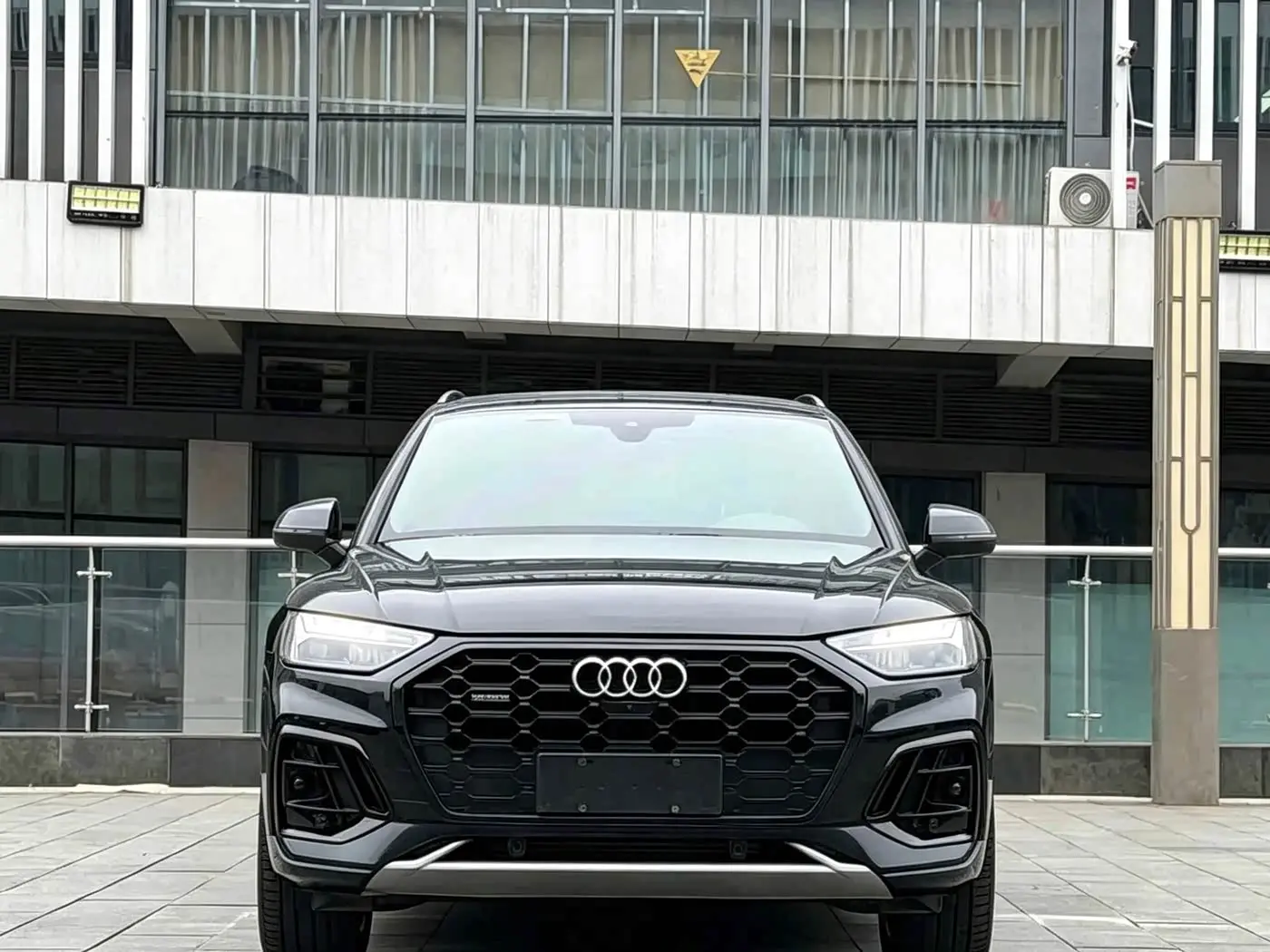 Audi Q5L 2024 — Фото 2/9