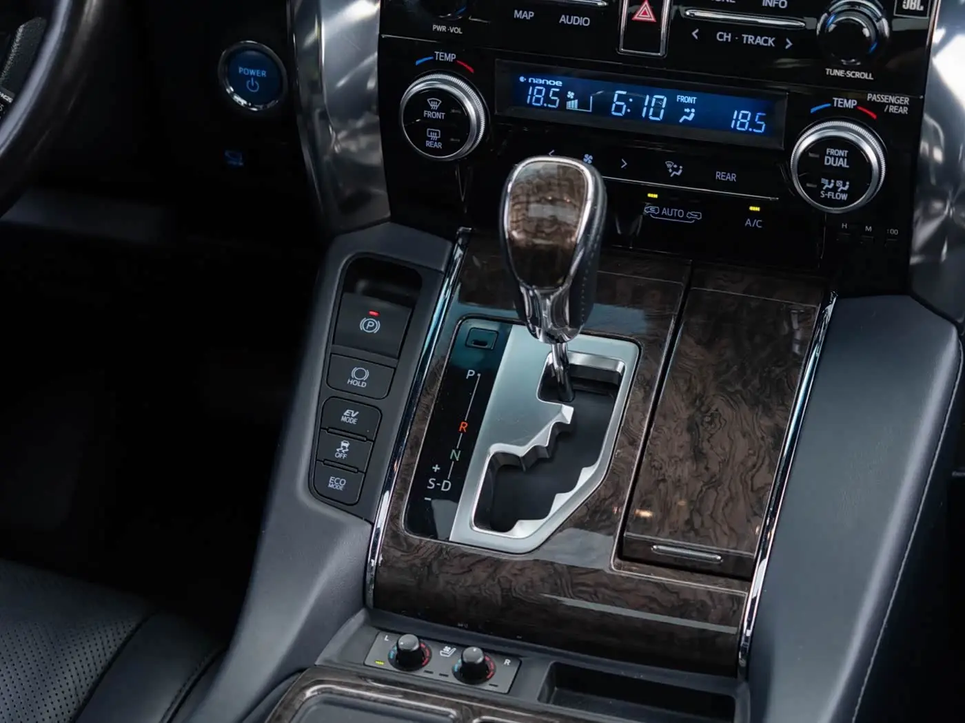 Toyota Alphard 2021 — Photo 16/20