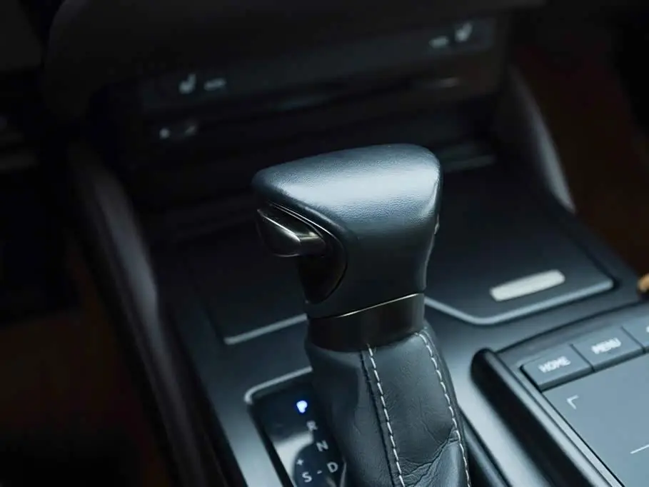 Lexus ES 2021 — Photo 9/20