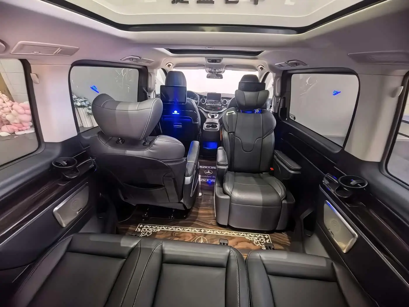 Mercedes-Benz V-Class 2020 — Photo 16/20