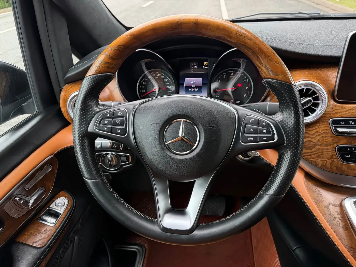 Mercedes-Benz V-Class 2020 — Photo 13/19