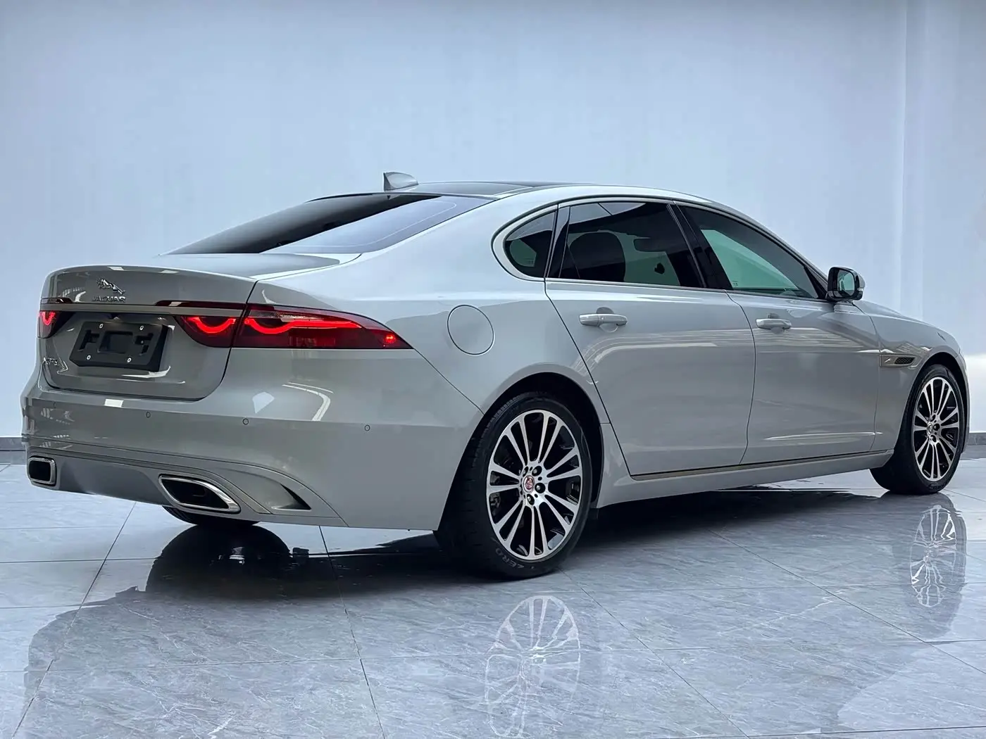 Jaguar XFL 2025 — Photo 17/20