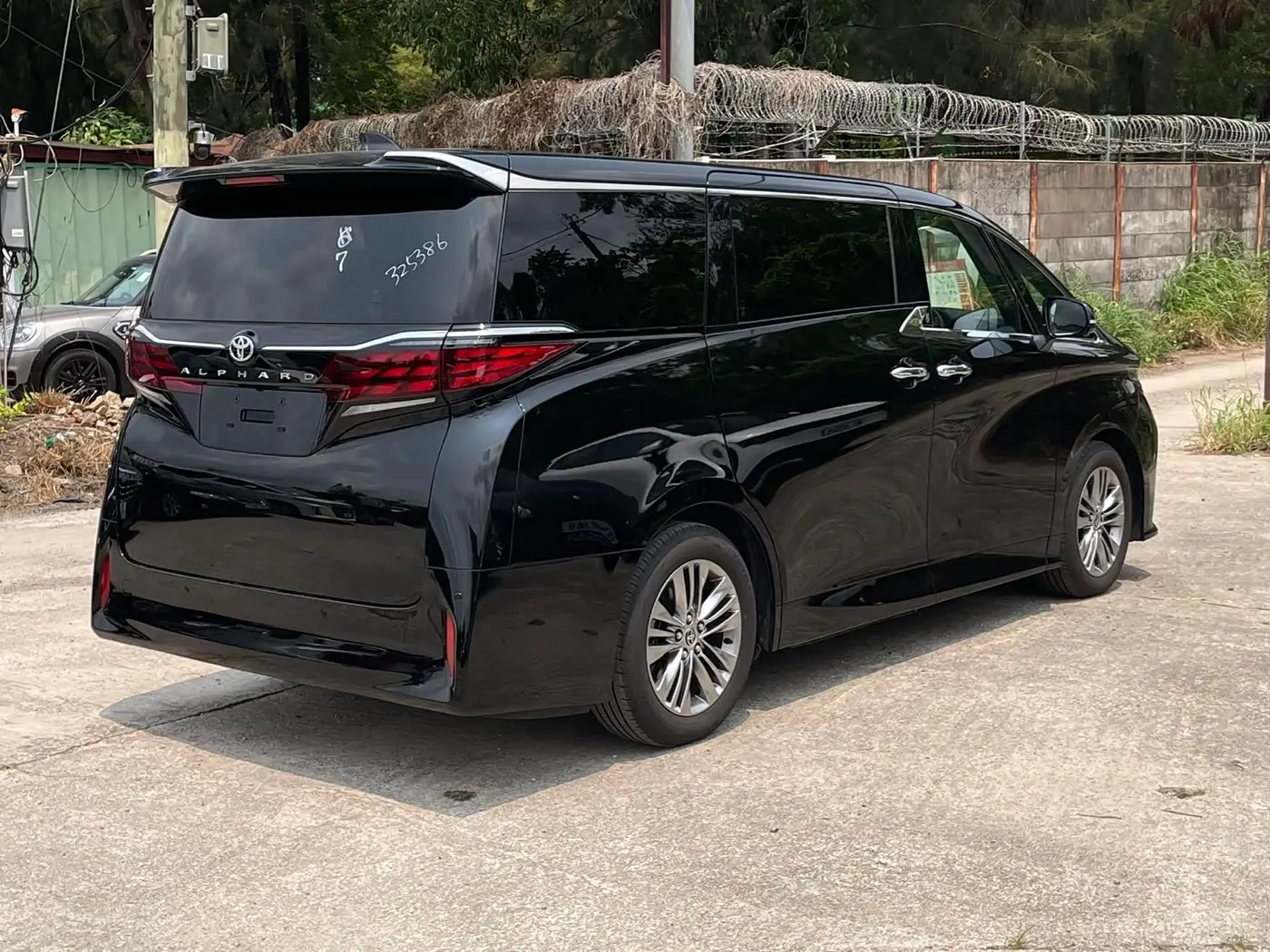 Toyota Alphard 2025 — Photo 6/14