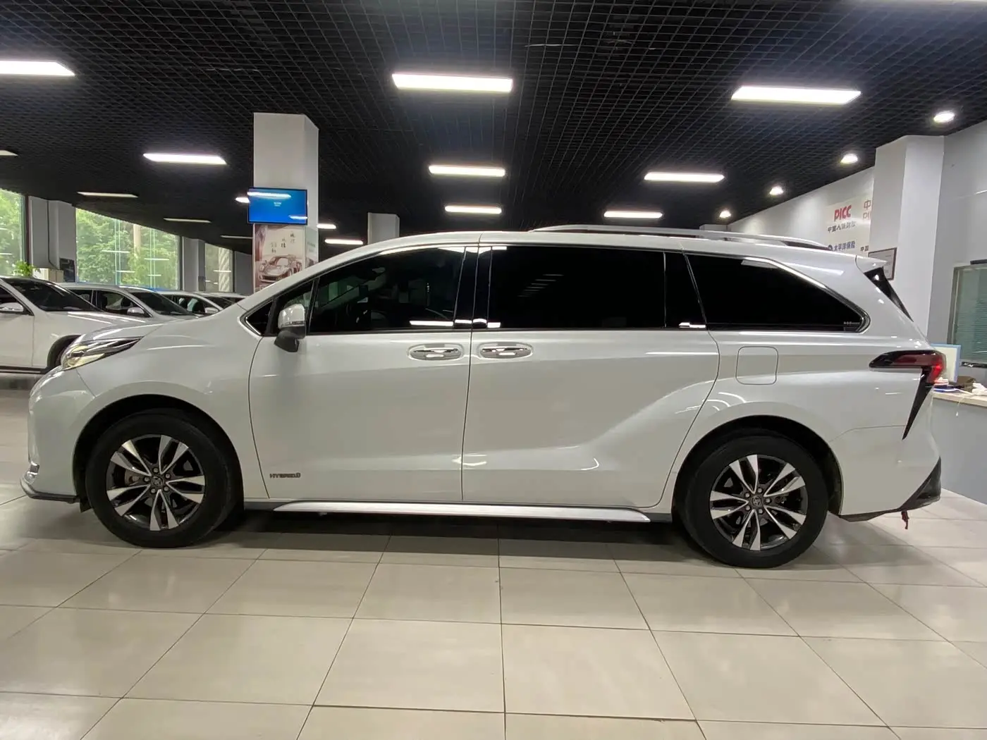 Toyota Granvia 2023 — Photo 3/18