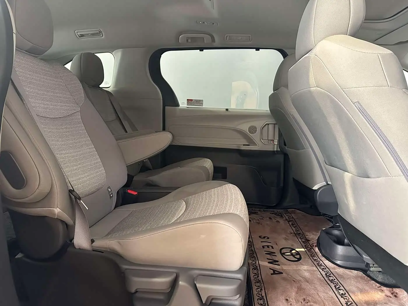 Toyota Sienna 2023 — Photo 18/20