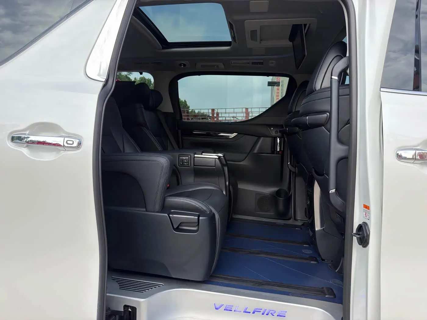 Toyota Vellfire 2023 — Photo 10/16