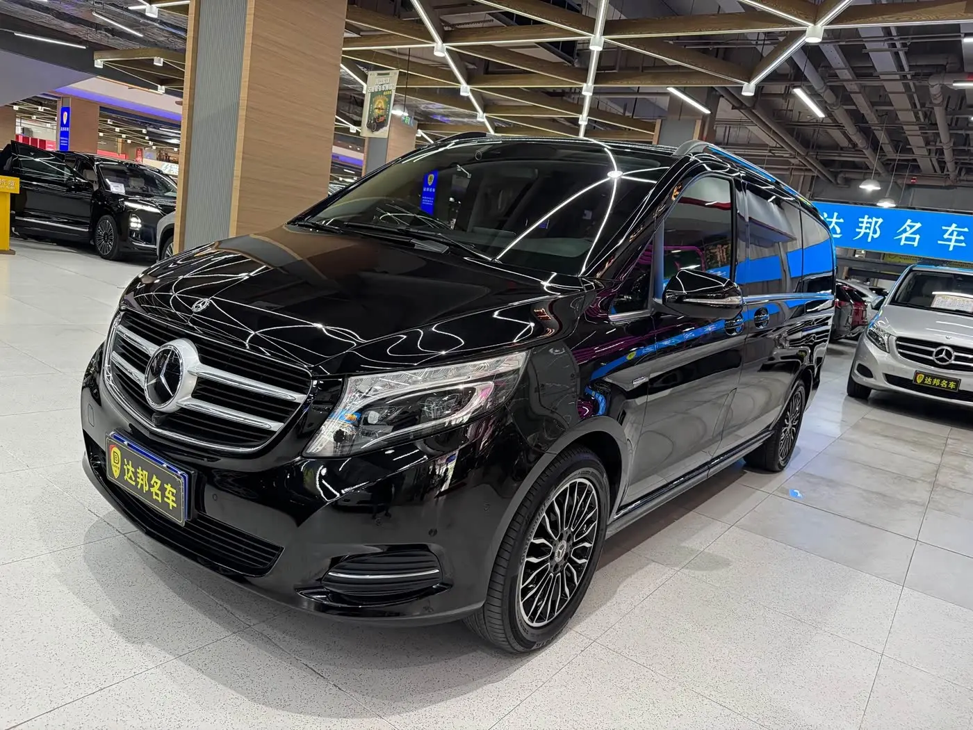 Mercedes-Benz V-Class 2020 — Photo 1/20