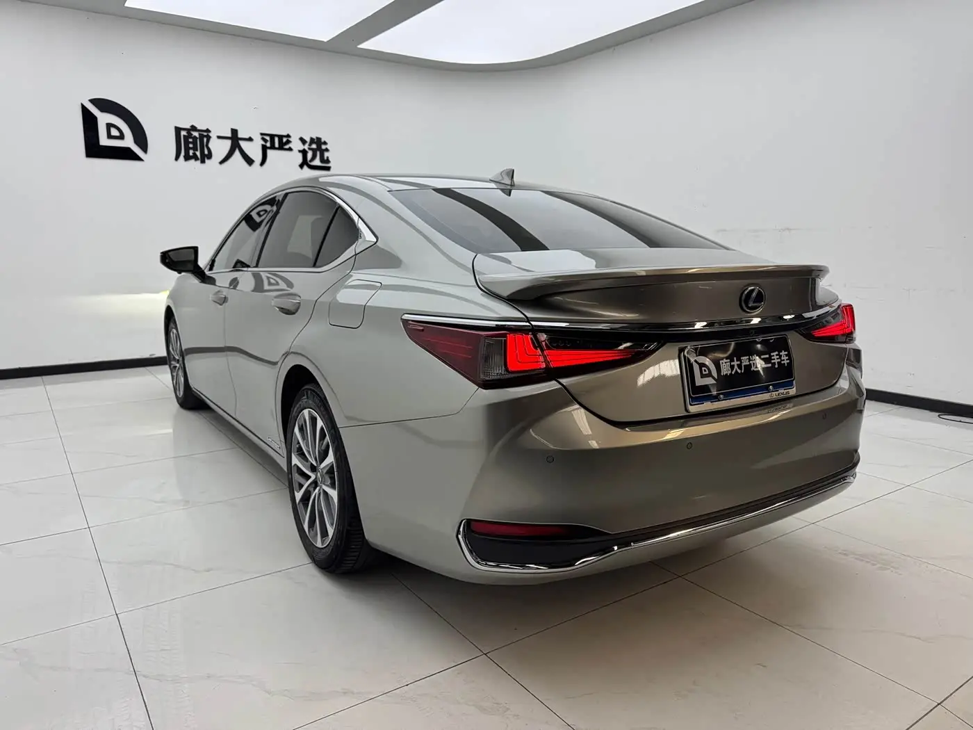 Lexus ES 2021 — Photo 5/11