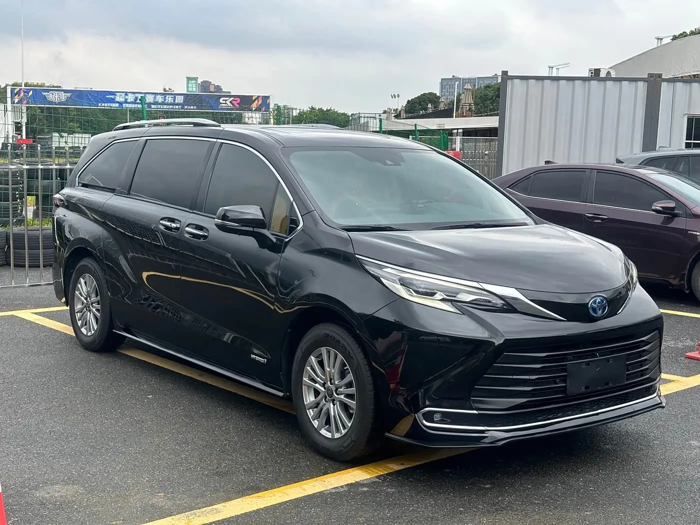 Toyota Sienna 2022 — Фото 3/18