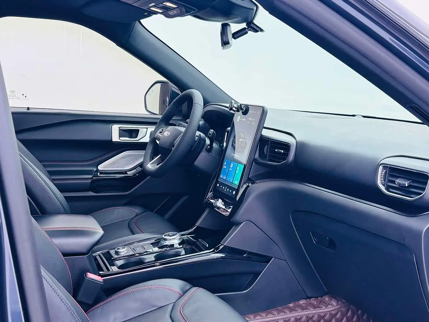 Ford Explorer 2021 — Photo 14/19