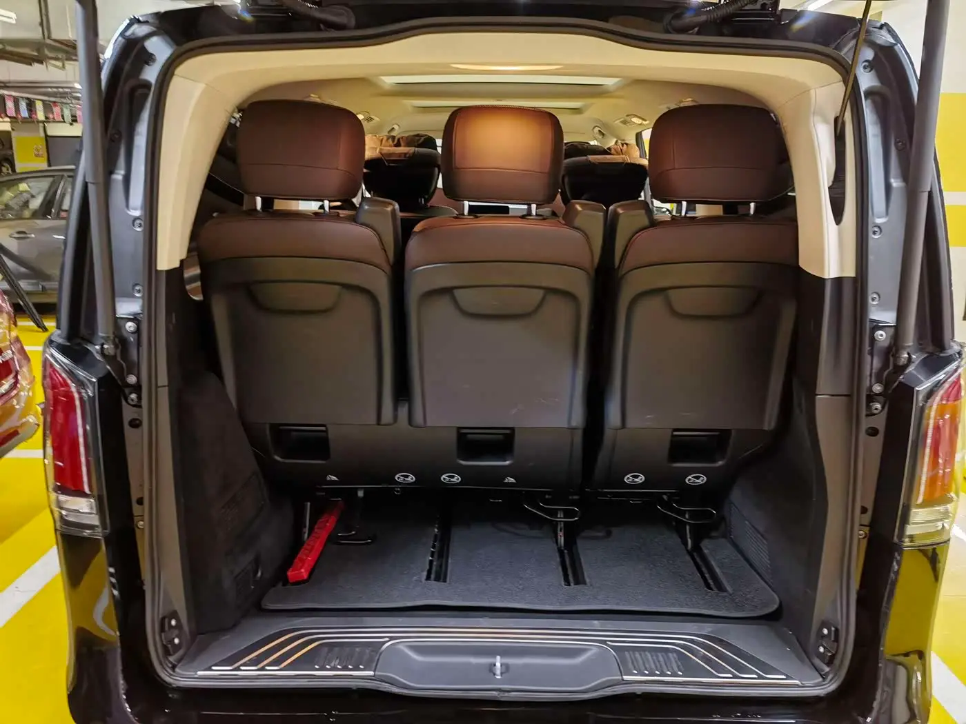 Mercedes-Benz V-Class 2025 — Photo 11/20