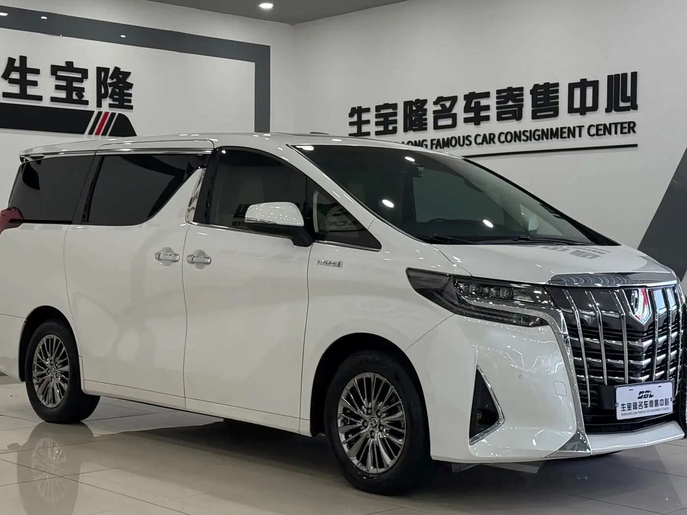 Toyota Alphard 2023 — Фото 1/20