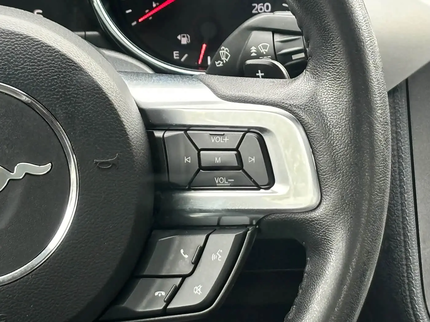 Ford Mustang 2017 — ფოტო 16/19