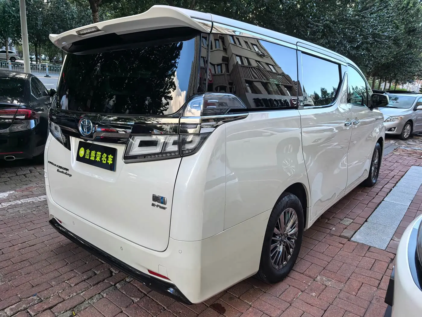 Toyota Vellfire 2022 — Photo 4/12