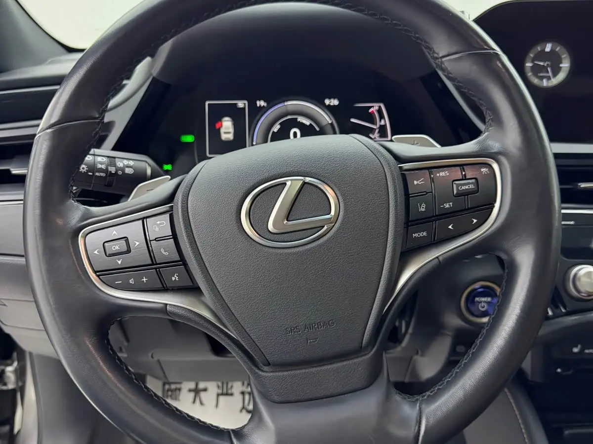 Lexus ES 2021 — Photo 10/11