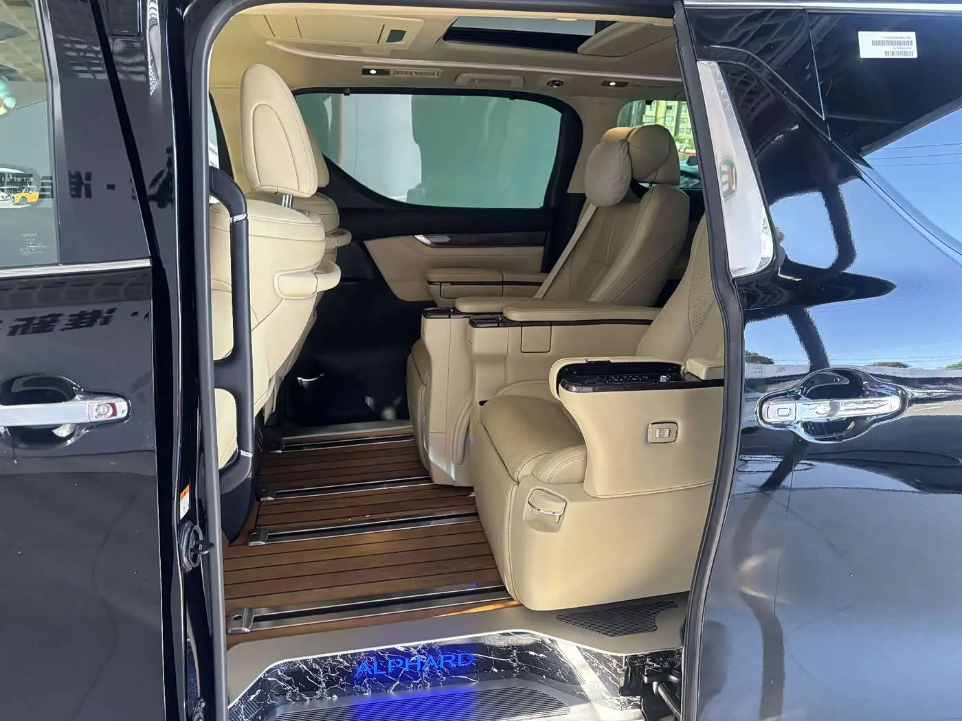 Toyota Alphard 2023 — Photo 18/20