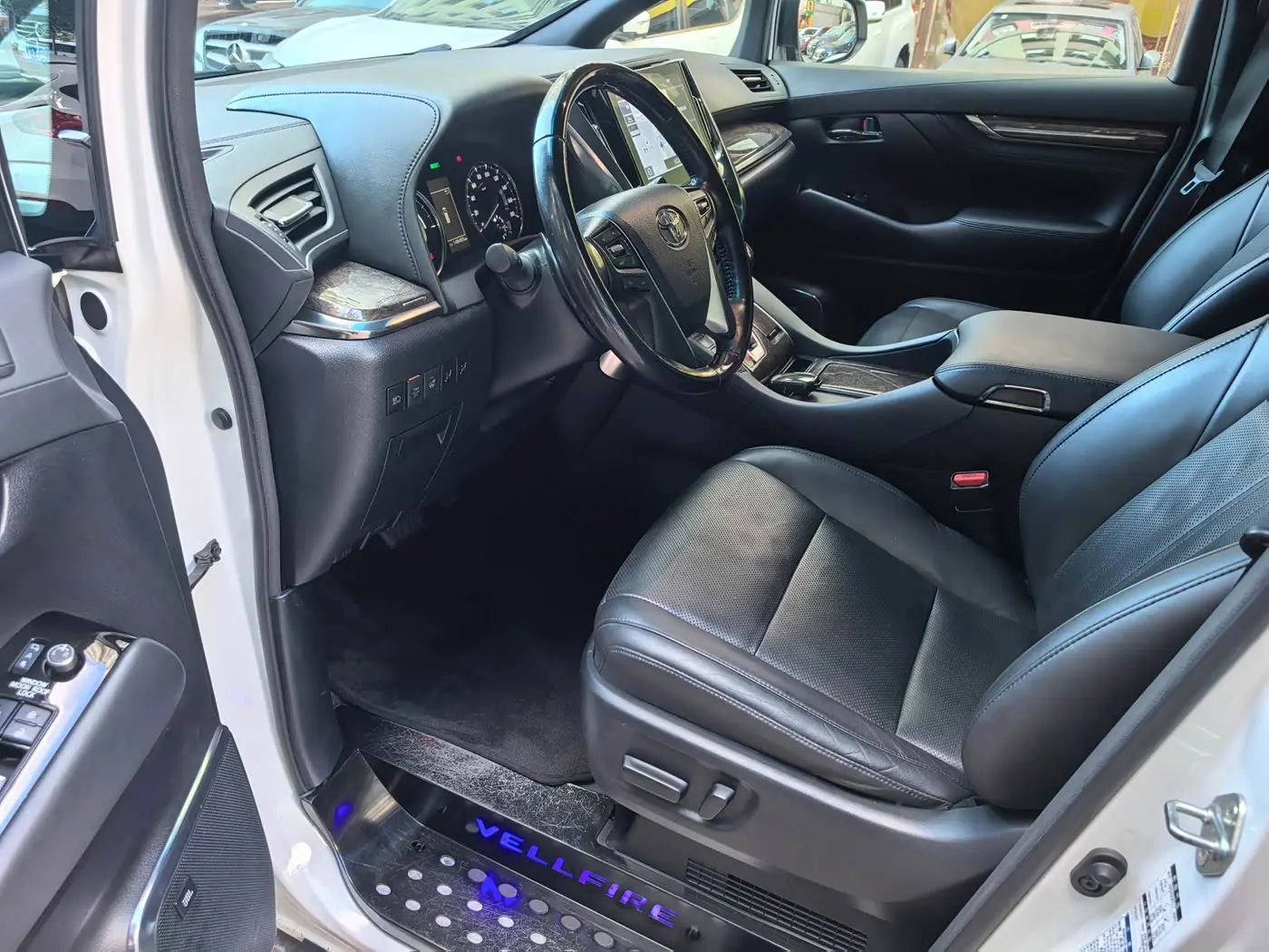 Toyota Vellfire 2022 — Photo 7/12
